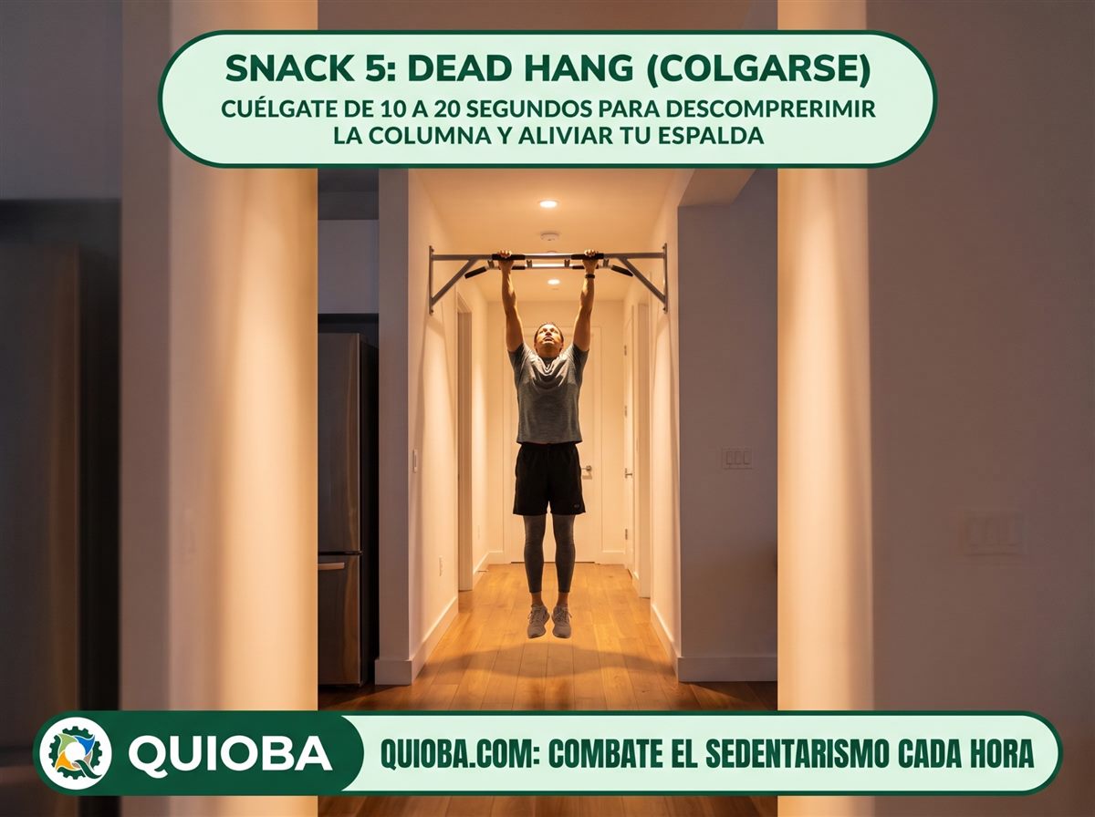 Hombre colgado de una barra de dominadas en un pasillo de casa